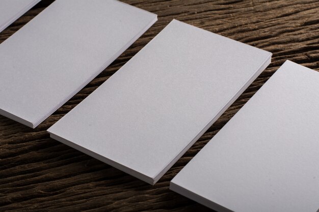 Blanco en blanco Tarjeta de presentación de identidad corporativa sobre fondo de madera