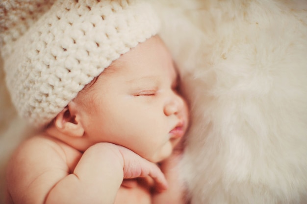 Blanco sobres de piel niño pequeño soñador