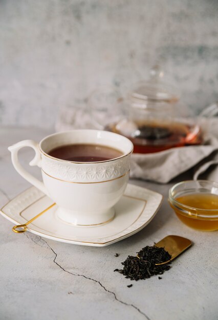 Blanco taza de té sobre fondo de mármol