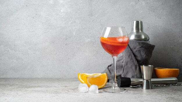 Blend de cócteles en copa con fruta de naranja