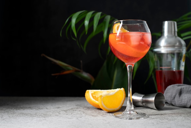 Foto gratuita blend de cócteles en copa con fruta de naranja