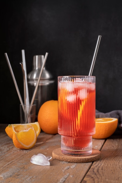 Foto gratuita blend de cócteles en copa con fruta de naranja