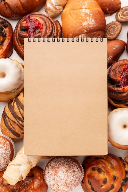 Bloc de notas en blanco y pastelería dulce