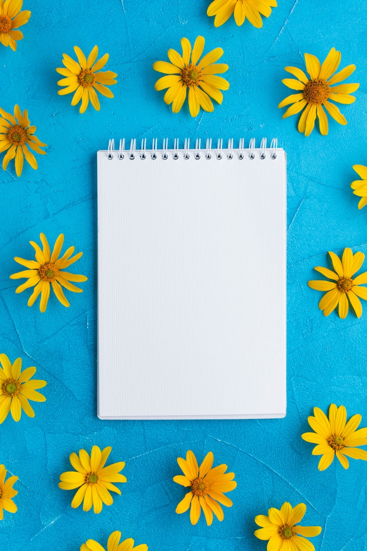 Foto gratuito bloc de notas en blanco rodeado de flores de ostras españolas