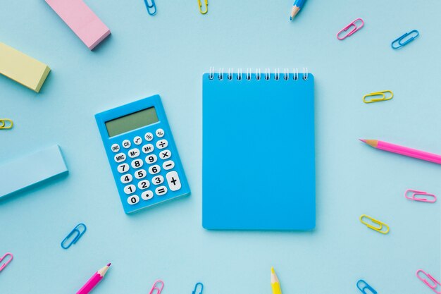 Bloc de notas en blanco y vista superior de la calculadora