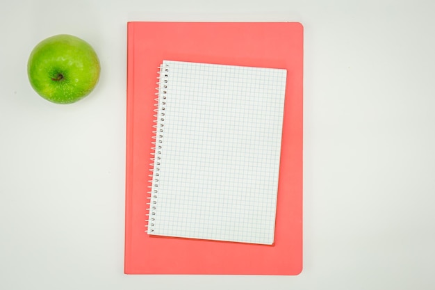 Bloc de notas de cuaderno a cuadros y plano de manzana