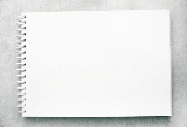 Bloc de notas o cuaderno en blanco con páginas blancas