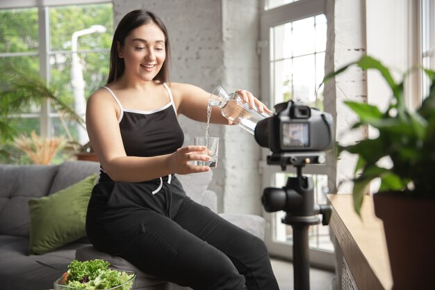 Blogger caucásico hace vlogs sobre cómo hacer dieta y perder peso