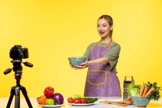 Foto gratuita blogger de comida adorable chef saludable grabando video para redes sociales dando un tazón