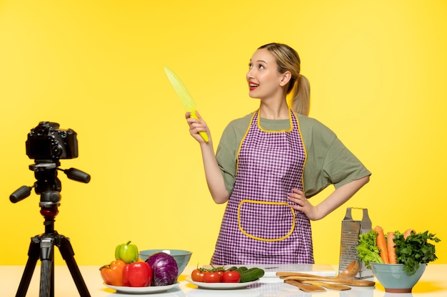Blogger de comida adorable chef saludable grabando video para redes sociales mirando hacia arriba