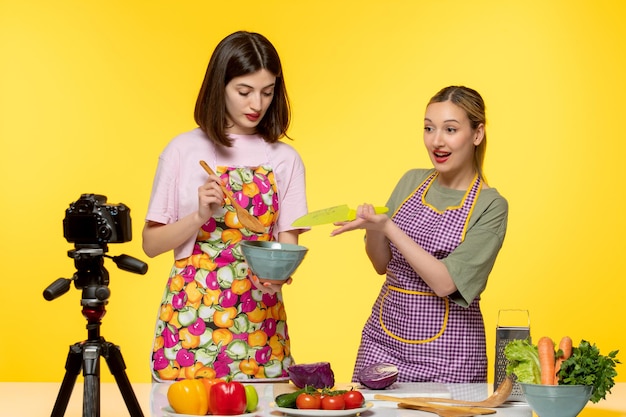 Blogger de comida chef de fitness saludable grabando video para las redes sociales cocinando con su mejor amigo