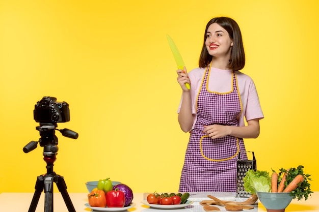 Blogger de comida chef de fitness saludable grabando video para redes sociales con un cuchillo