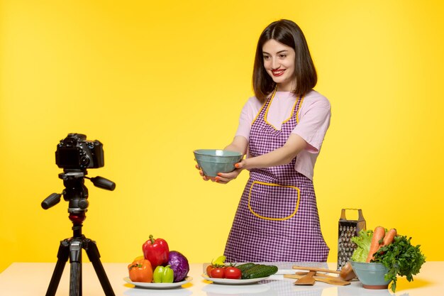 Blogger de comida chef de fitness saludable grabando video para redes sociales dando un tazón