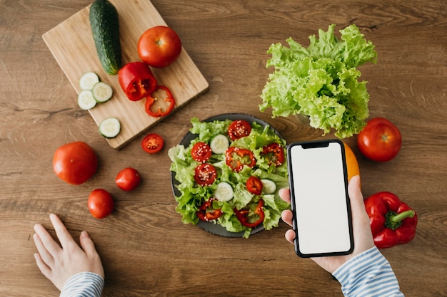 Blogger de comida femenina streaming en casa con smartphone