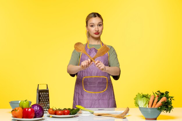 Blogger de comida joven cocinero fitness grabando video para redes sociales con cucharas de madera