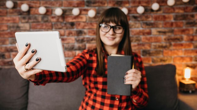 Blogger femenina streaming online con tableta