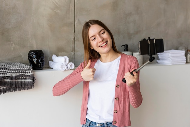 Blogger se graba mostrando la decoración del hogar y el pulgar hacia arriba