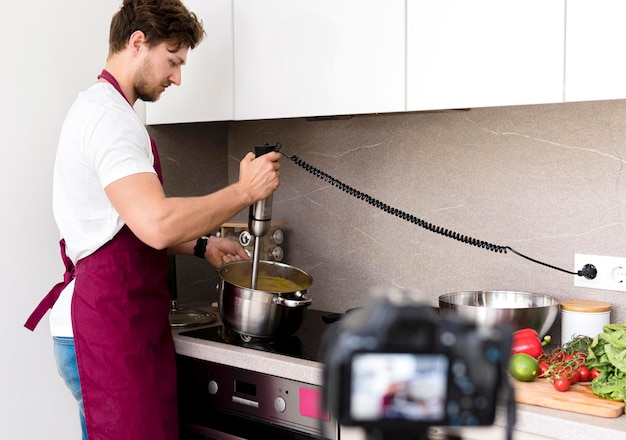 Foto gratuita blogger grabando videos de cocina en casa