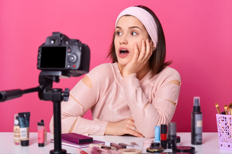 Foto gratuito blogger joven realiza transmisiones en vivo