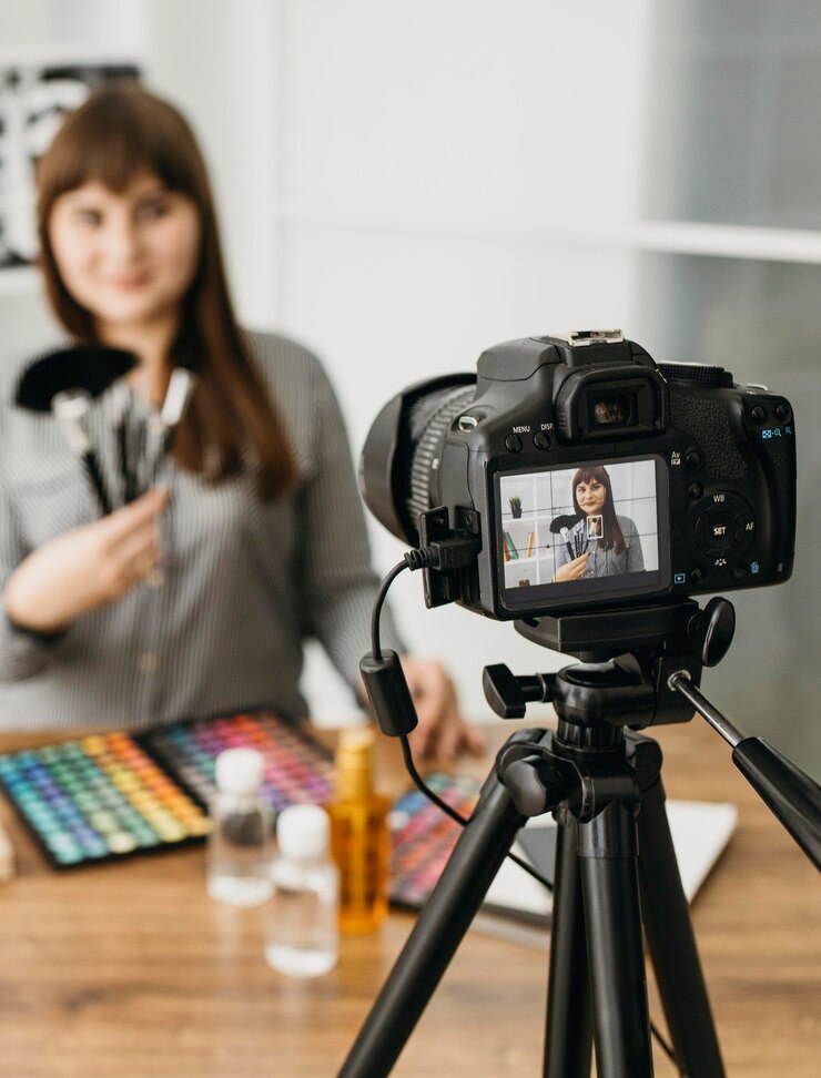 Foto gratuito blogger de maquillaje femenino con streaming con cámara