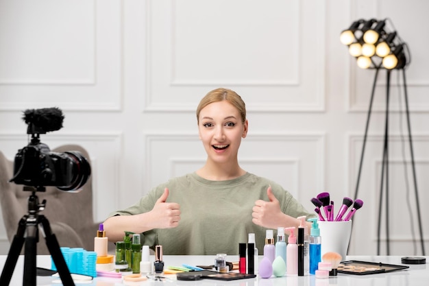 Blogger de maquillaje joven linda chica bonita grabando tutorial de maquillaje en cámara muy feliz