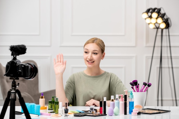 Blogger de maquillaje joven linda chica guapa grabando tutorial de maquillaje en cámara confiada