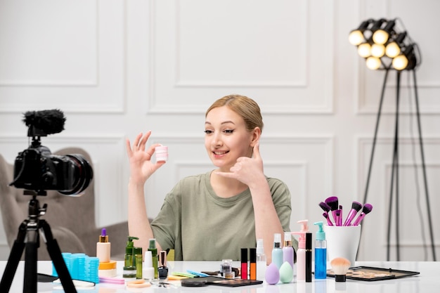 Blogger de maquillaje linda niña bonita grabando tutorial de maquillaje en cámara hablando