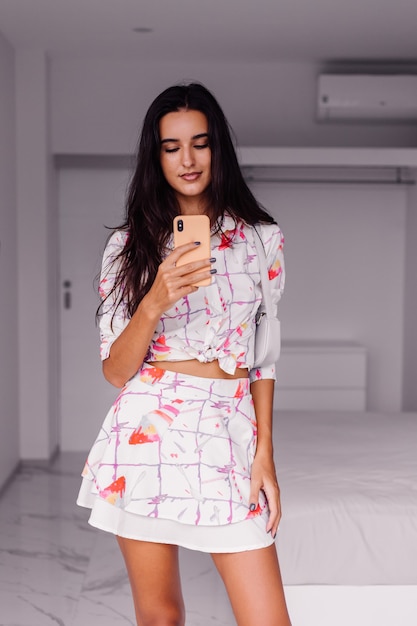 Foto gratuita blogger de moda joven bastante caucásica vistiendo ropa elegante