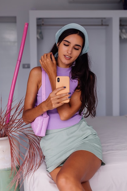 Blogger de moda joven mujer bonita caucásica con ropa elegante y pañuelo en la cabeza