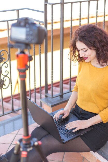 Blogger morena escribiendo en el portátil