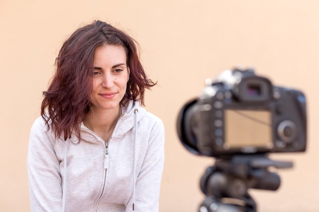 Blogger morena grabando un vídeo