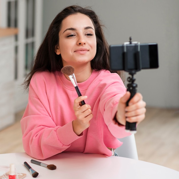 Blogger mostrando sus pinceles de maquillaje y grabándolo