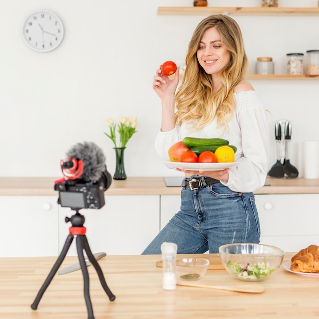 Foto gratuita blogger mujer cocinando comida sana