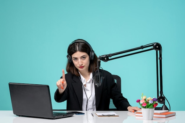 Blogger periodista chica linda joven en blazer negro grabando discurso en cámara mostrando señal de stop