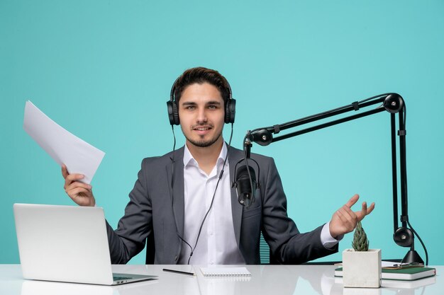 Blogger periodista grabando discurso lindo chico guapo en la oficina