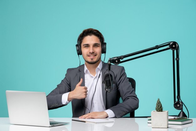 Blogger periodista guapo lindo joven en traje gris grabando video confiado