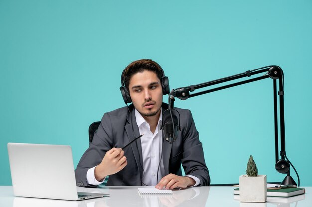 Blogger periodista guapo lindo joven en traje gris grabando video hablando