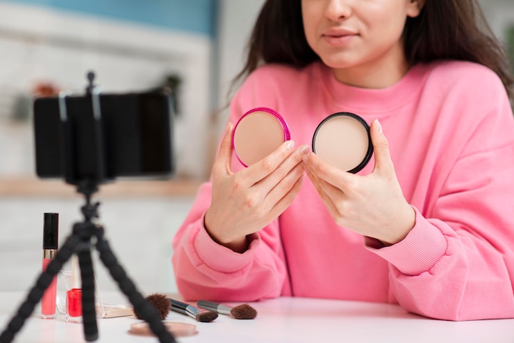 Foto gratuito blogger presentando accesorios de maquillaje en línea