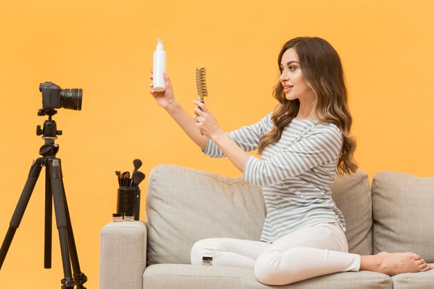 Blogger presentando productos para el cabello en cámara