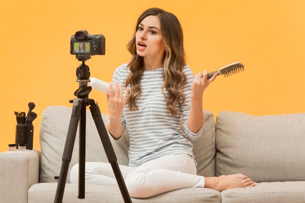 Blogger presentando productos para el cabello en cámara