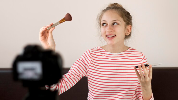 Foto gratuito blogger de tiro medio con maquillaje