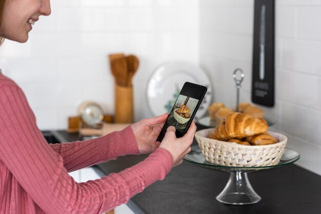 Blogger tomando una foto de croissants