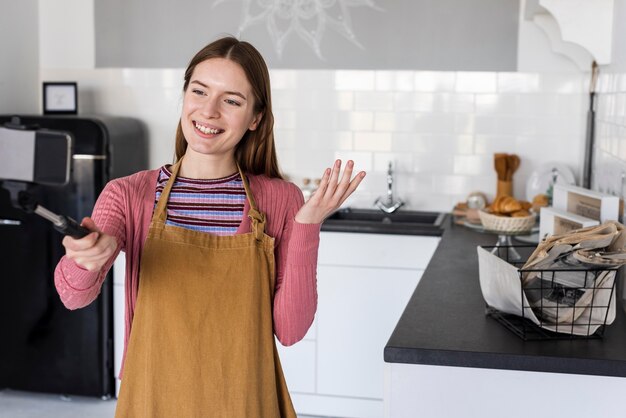 Blogger usando selfie stick y mostrando su cocina