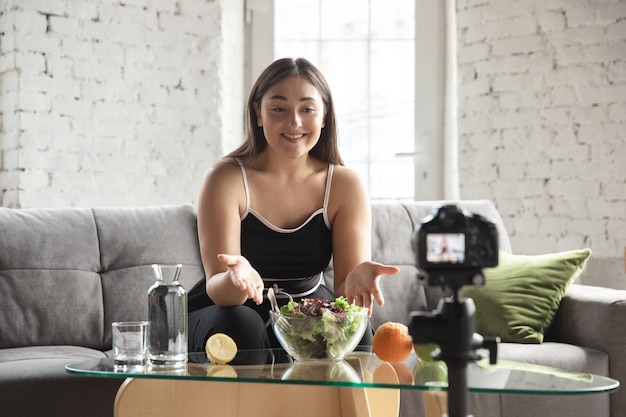 La bloguera caucásica hace vlog cómo hacer dieta y perder peso.