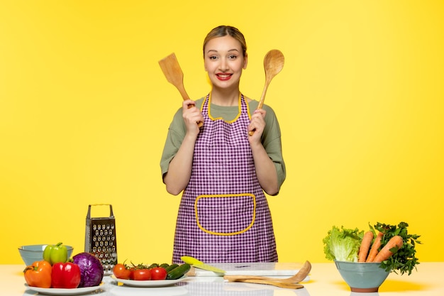 Bloguera de comida linda cocinera fitness grabando video para redes sociales con cucharas de madera