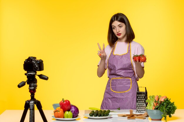 Bloguera de comida linda cocinera fitness grabando video para redes sociales con pimiento rojo