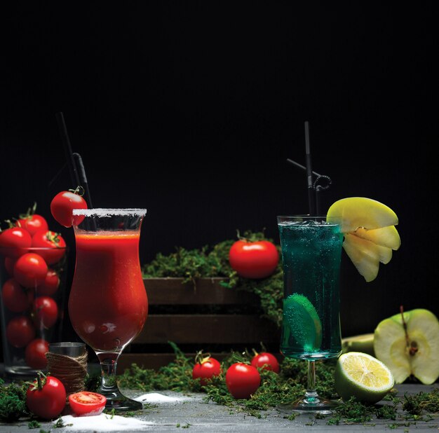 Bloody Mary y Blue Lagoon cócteles para la promoción de bebidas