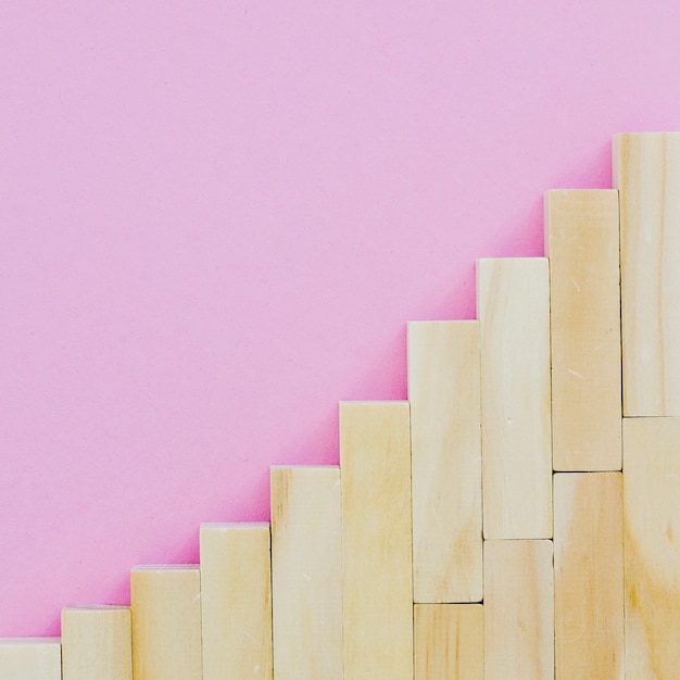 Foto gratuita bloque de madera dispuesto para hacer escaleras.