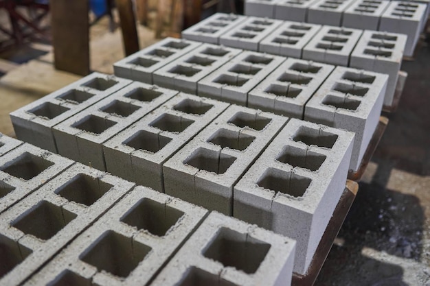 Los bloques de cemento yacen en el suelo y se secan.