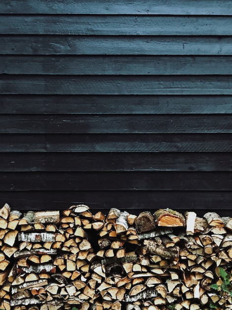 Foto gratuita bloques de madera frente a una pared negra